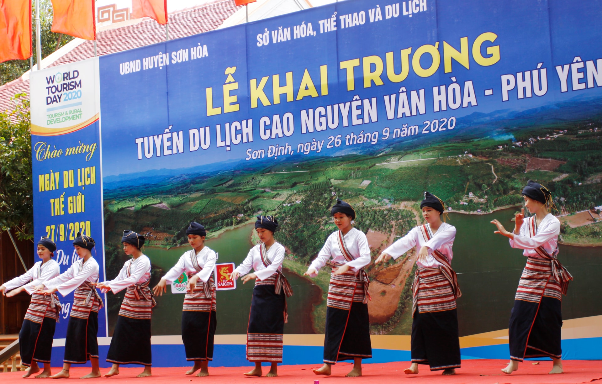 Các cô gái Chăm Hroi uyển chuyển trong điệu múa xoan Các cô gái Chăm Hroi uyển chuyển trong điệu múa xoan