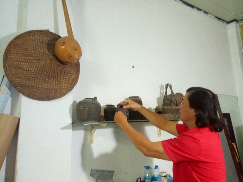 Họa sĩ Nông Cao Thanh giới thiệu về các vật dụng xưa của người Tày mà anh sưu tầm