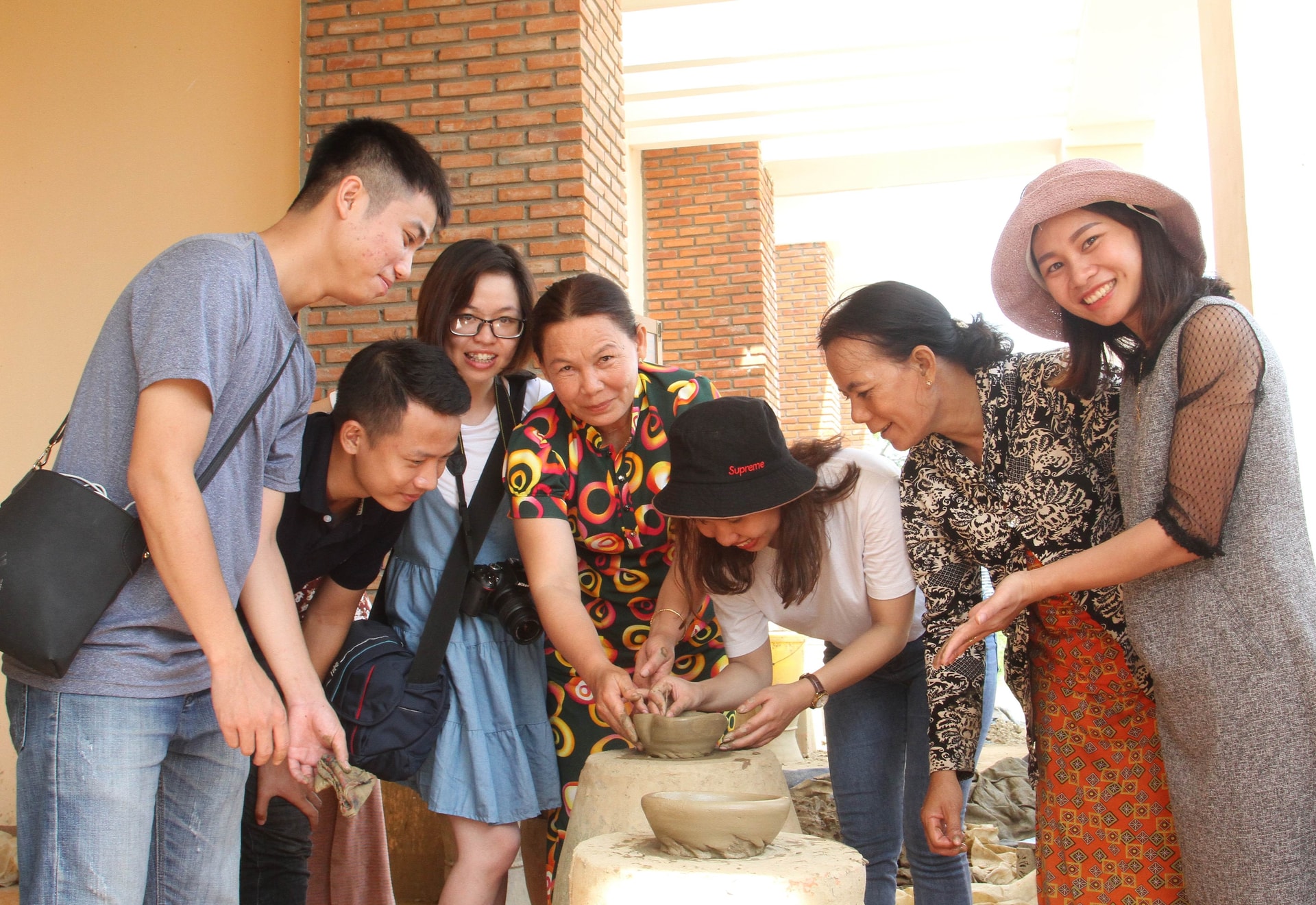 Du khách đến thăm quan làng gốm cổ Bàu Trúc Du khách đến tham quan làng gốm cổ Bàu Trúc