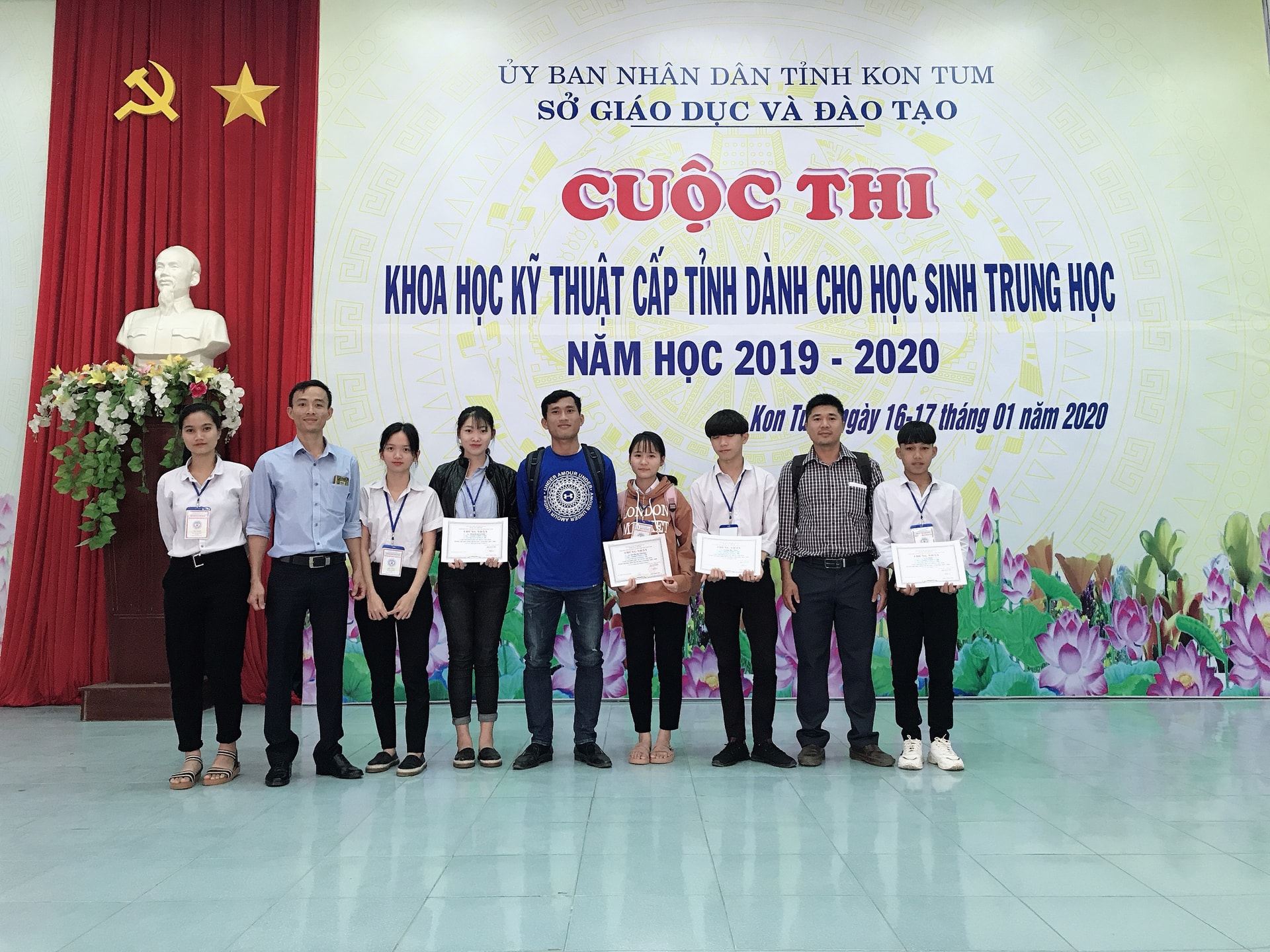 Cậu học trò A Thấy (ngoài cùng bên phải) nhận giải Nhì Cuộc thi khoa học kỹ thuật cấp tỉnh dành cho học sinh trung học, năm học 2019-2020