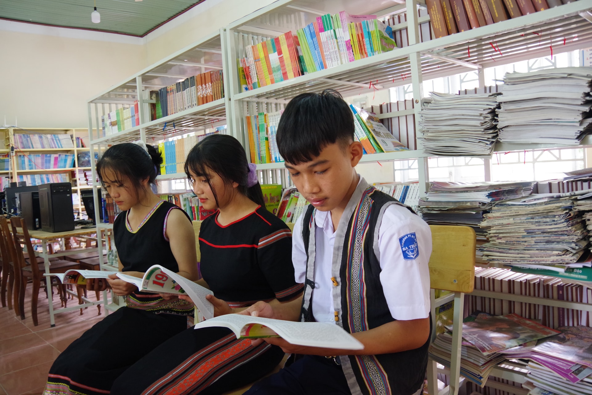 Ngoài kiến thức được học trên lớp, A Thấy (ngoài cùng bên phải) còn không ngừng nâng cao kiến thức thông qua sách, báo và Internet.