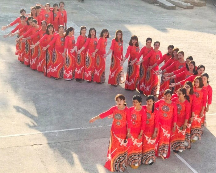 Phụ nữ đồng diễn áo dài hưởng ứng 