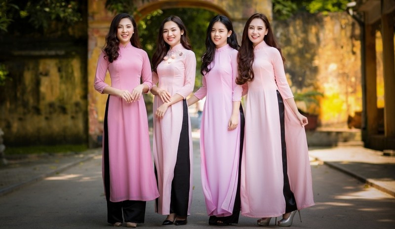 Những tà áo dài tôn lên vẻ đẹp dịu dàng của người phụ nữ Việt Nam