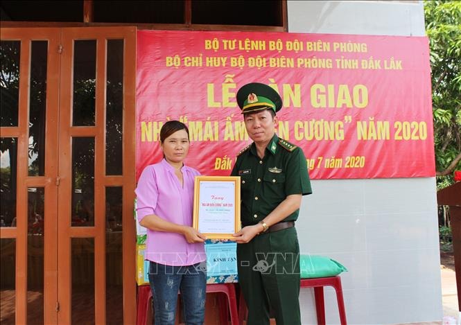 Lễ bàn giao nhà “mái ấm biên cương” cho gia đình chị Lữ Thị Sót, xã Ia Lốp, huyện Ea Súp, tỉnh Đắk Lắk. Ảnh: TTXVN Phát