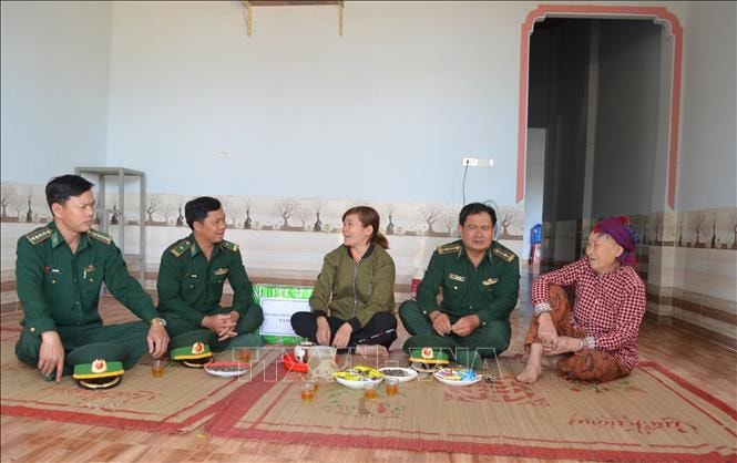 Cán bộ Bộ đội biên phòng tỉnh Đắk Lắk thăm hỏi, động viên gia đình chị Lữ Thị Sót, xã Ia Lốp, huyện Ea Súp, tỉnh Đắk Lắk. Ảnh: TTXVN Phát