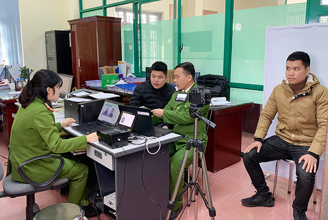Cán bộ Phòng Cảnh sát Quản lý hành chính về TTXH Công an tỉnh Lạng Sơn đang làm thủ tục cấp CCCD gắn chíp điện tử cho công dân.