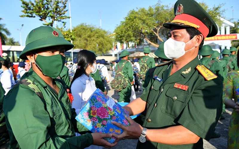 Đại tá Đàm Kiến Thức, Chỉ huy trưởng Bộ Chỉ huy Quân sự tỉnh Kiên Giang tặng quà, động viên tân binh huyện Châu Thành lên đường nhập ngũ.(Ảnh: BND) Đại tá Đàm Kiến Thức, Chỉ huy trưởng Bộ Chỉ huy Quân sự tỉnh Kiên Giang tặng quà, động viên tân binh huyện Châu Thành lên đường nhập ngũ.(Ảnh: BND)