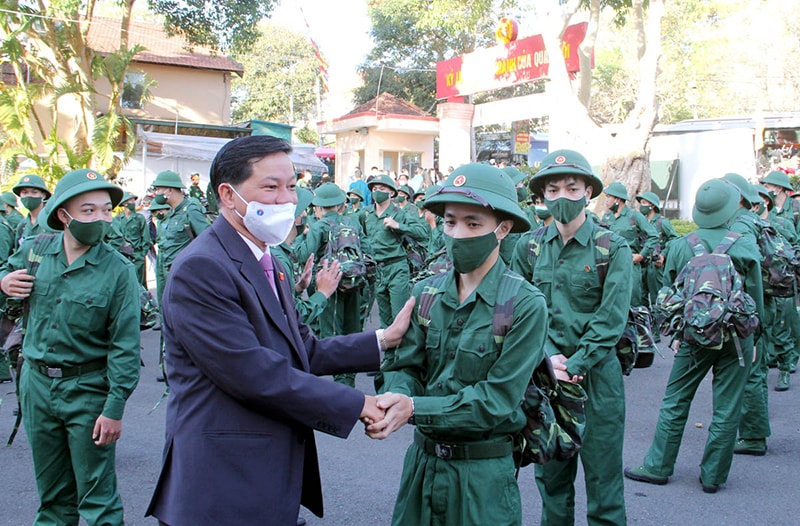 Bí thư Tỉnh ủy Lâm Đồng Trần Đức Quận động viên tân binh trước giờ lên đường làm nhiệm vụ bảo vệ Tổ quốc. Bí thư Tỉnh ủy Lâm Đồng Trần Đức Quận động viên tân binh trước giờ lên đường làm nhiệm vụ bảo vệ Tổ quốc.