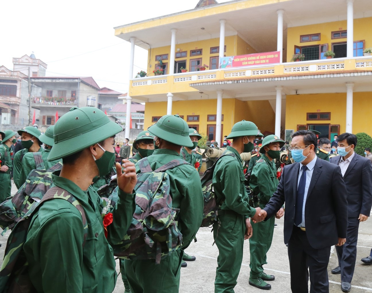 Tiễn tân binh lên đường nhập ngũ tại huyện Bắc Hà. Tiễn tân binh lên đường nhập ngũ tại huyện Bắc Hà.