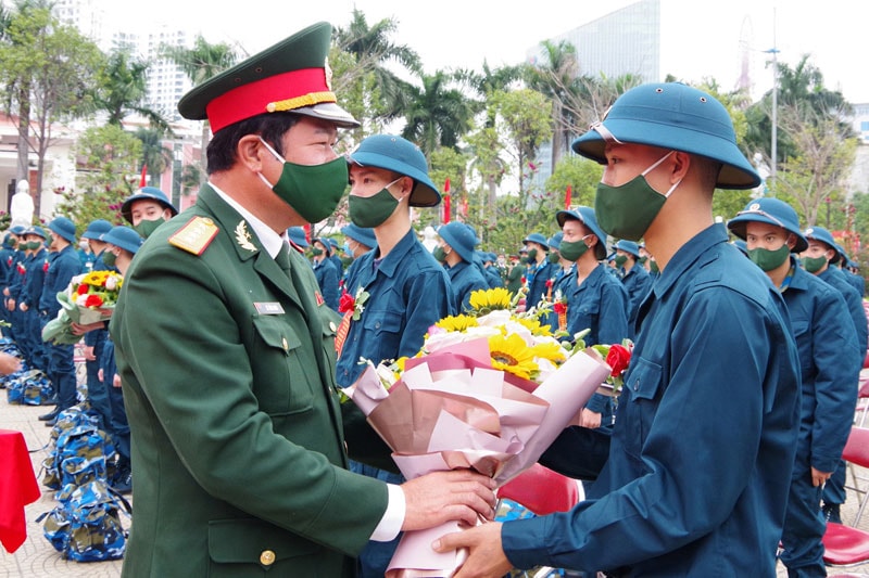 Đại tá Lê Văn Long, Chỉ huy trưởng Bộ CHQS tỉnh Quảng Ninh, tặng hoa chúc mừng thanh niên TP Hạ Long lên đường nhập ngũ. Đại tá Lê Văn Long, Chỉ huy trưởng Bộ CHQS tỉnh Quảng Ninh, tặng hoa chúc mừng thanh niên TP Hạ Long lên đường nhập ngũ.
