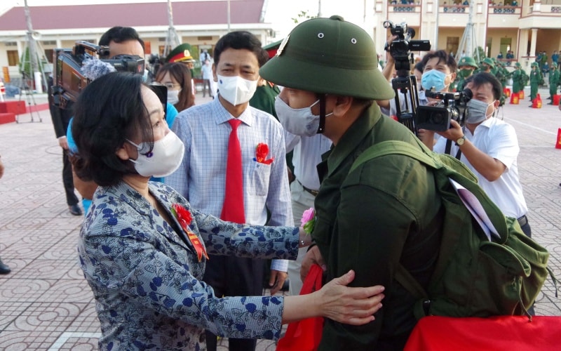 Ủy viên Bộ Chính trị, Trưởng Ban Dân vận Trung ương Trương Thị Mai động viên các công dân lên đường nhập ngũ. (Ảnh: BND) Ủy viên Bộ Chính trị, Trưởng Ban Dân vận Trung ương Trương Thị Mai động viên các công dân lên đường nhập ngũ. (Ảnh: BND)