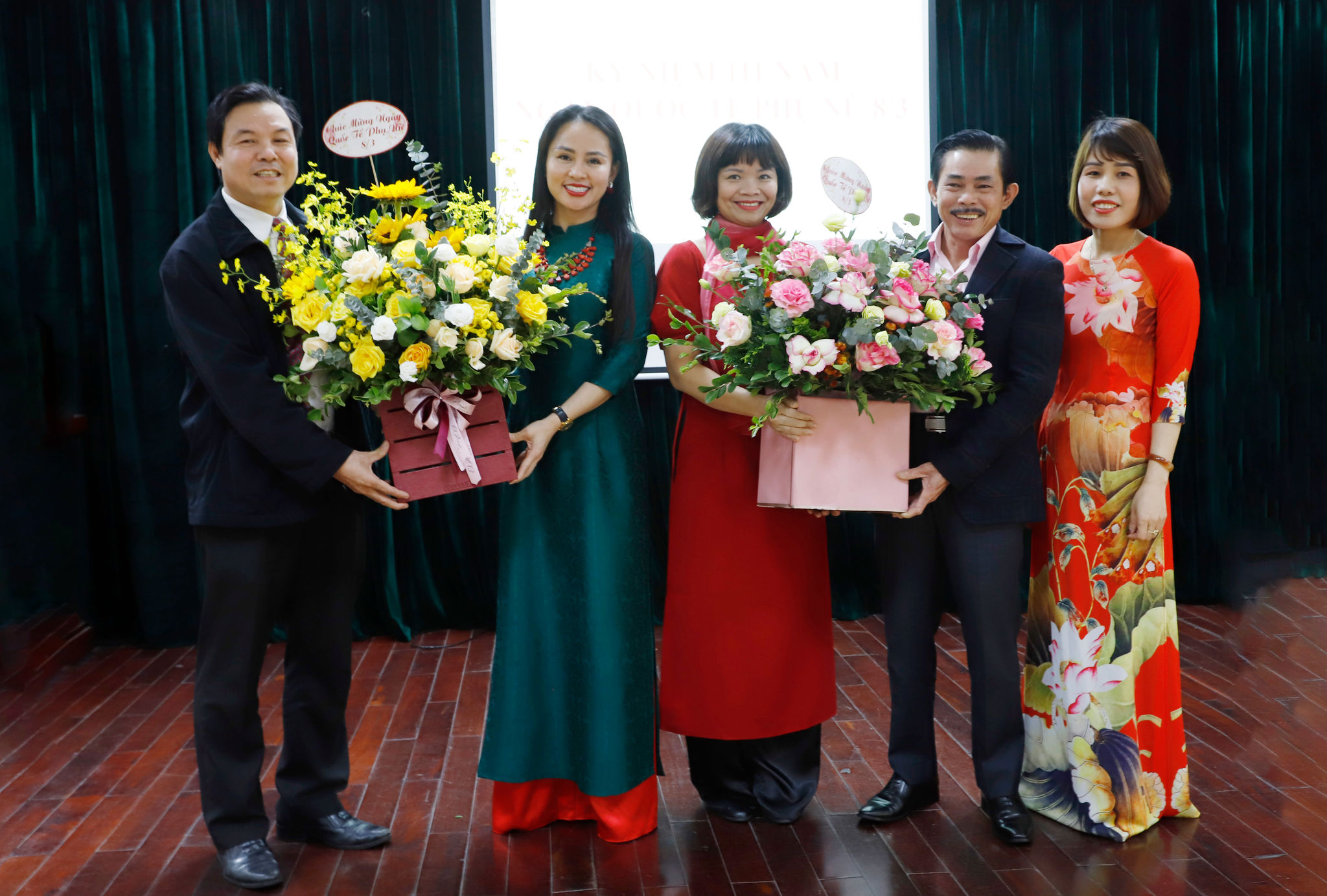 Ông Lê Công Bình, Bí thư Chi bộ, Tổng Biên tập Báo Dân tộc và Phát triển cùng Ban Biên tập của Báo tặng hoa chúc mừng đại diện chị em phụ nữ