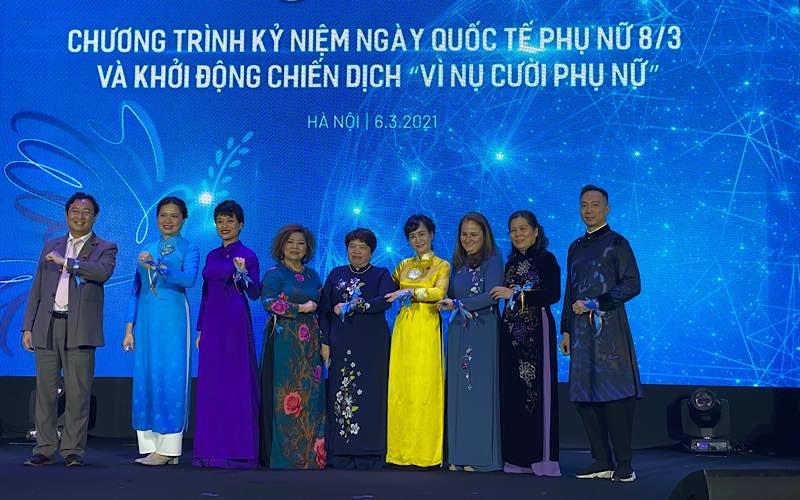 Các đại biểu cùng nhau hưởng ứng chiến dịch “Vì nụ cười phụ nữ”