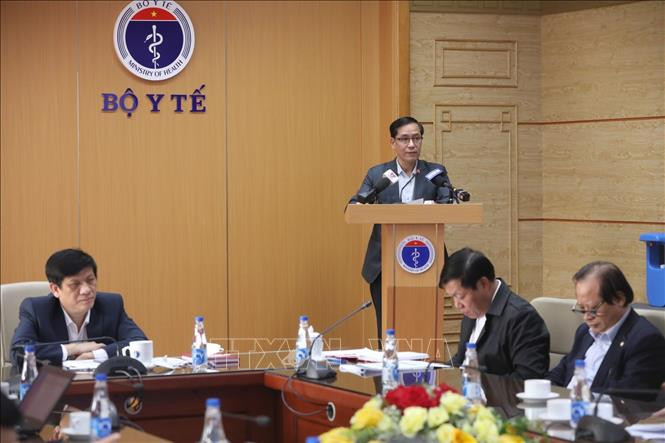 BS.TS Đặng Quang Tấn Cục trưởng Cục Y tế dự phòng (Bộ Y tế) phổ biến kế hoạch tiêm chủng vaccine phòng COVID-19. Ảnh: Minh Quyết/TTXVN