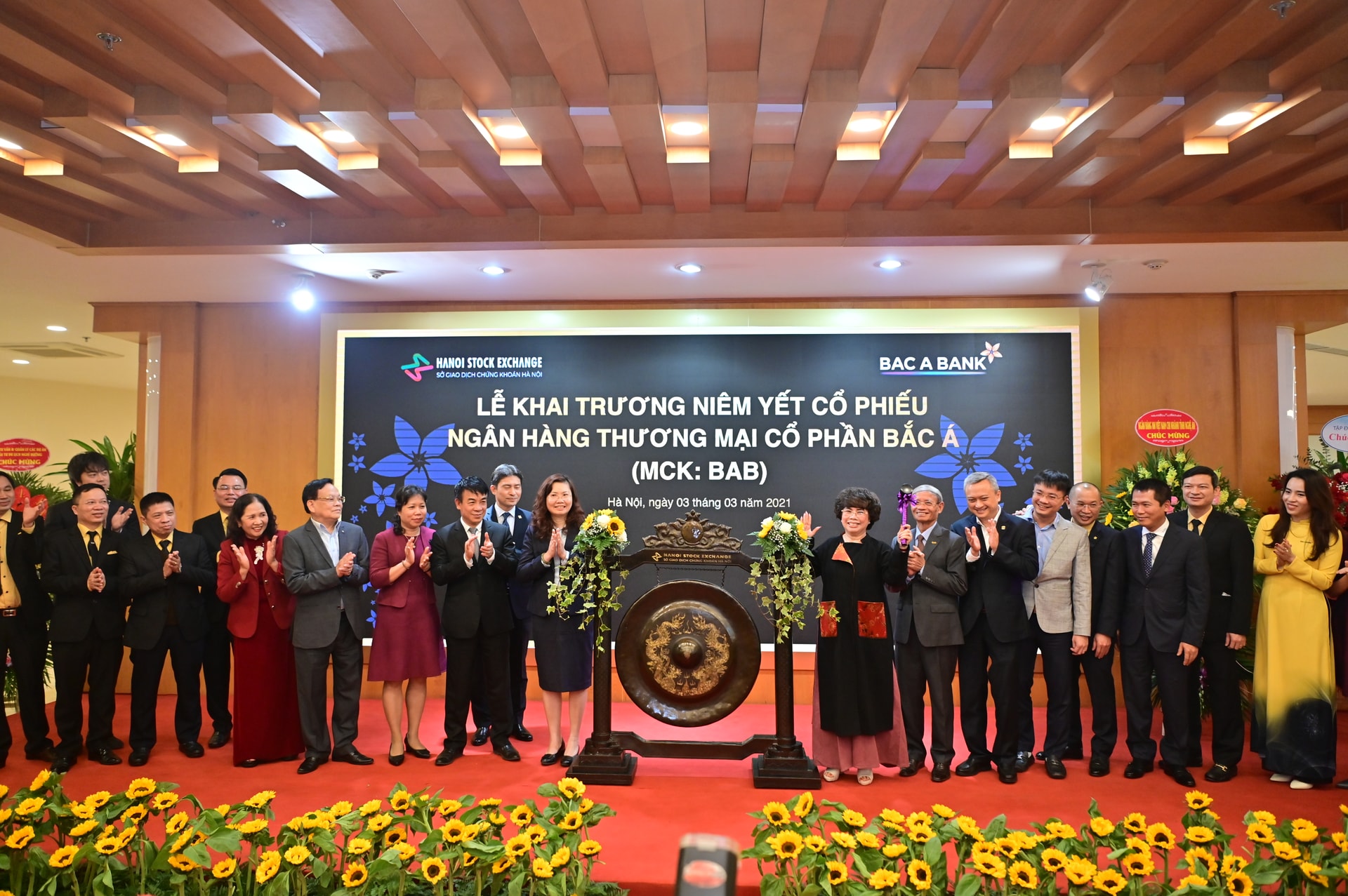 Nghi thức đánh cồng khai trương phiên giao dịch đầu tiên của BAC A BANK trên sàn HNX