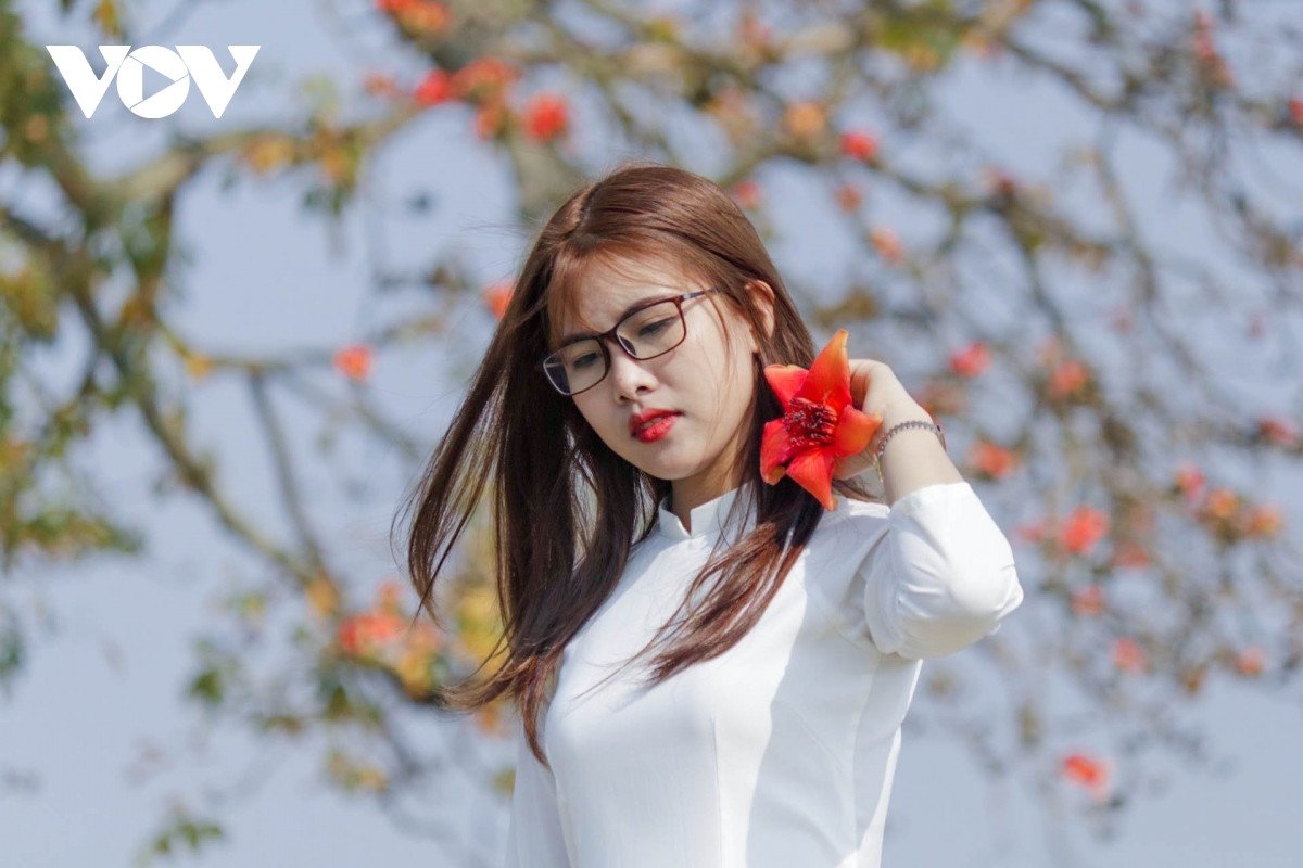 Tháng ba, hoa gạo khoe sắc thắm bên bờ sông Thương 10