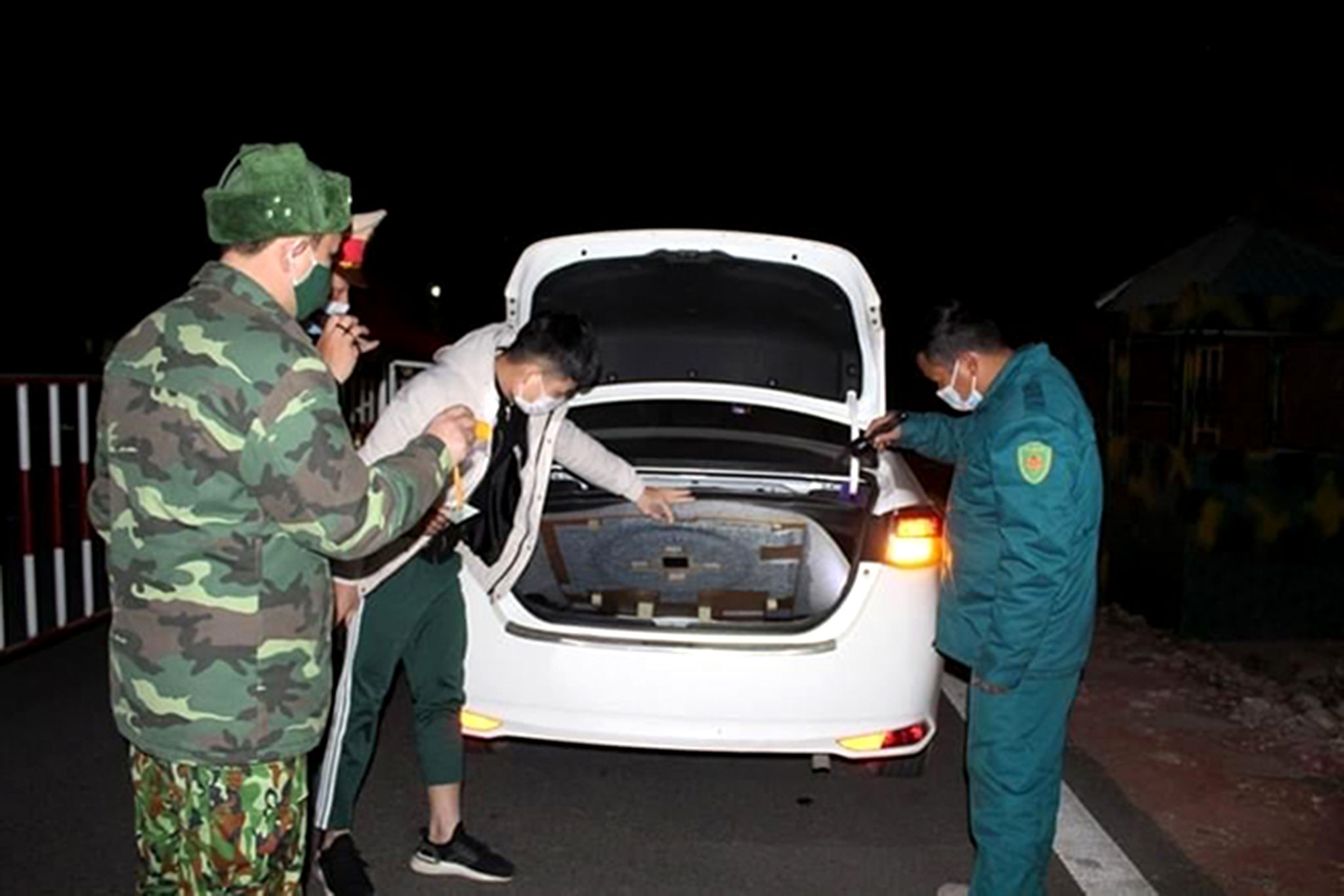 Lực lượng chức năng phối hợp tuần tra, kiểm soát người và phương tiện qua lại khu vực biên giới, cửa khẩu
