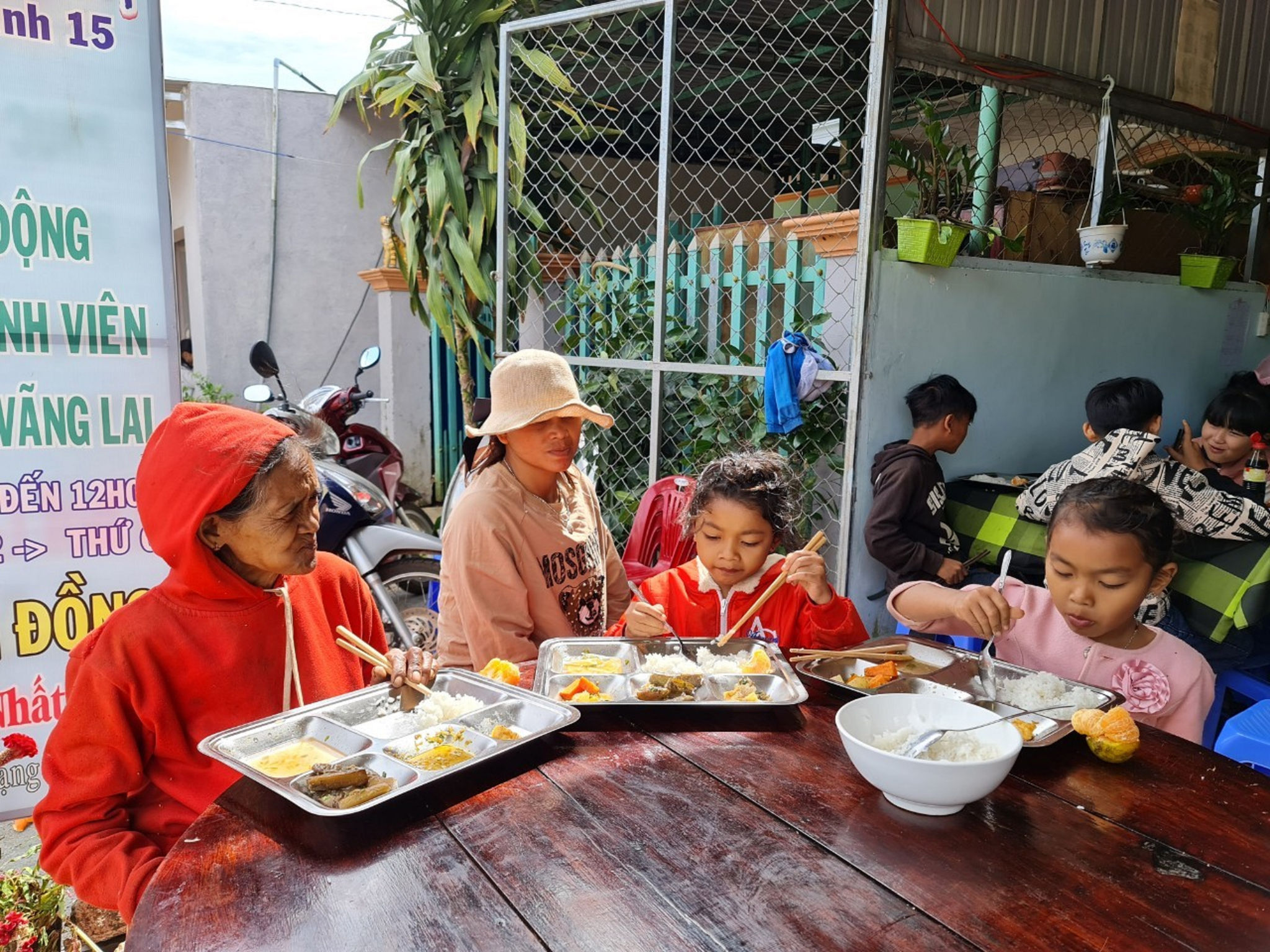 Nhiều người cơ nhỡ và các cháu học sinh nghèo là khách thường xuyên của Nhà ăn không đồng Nhất Tâm