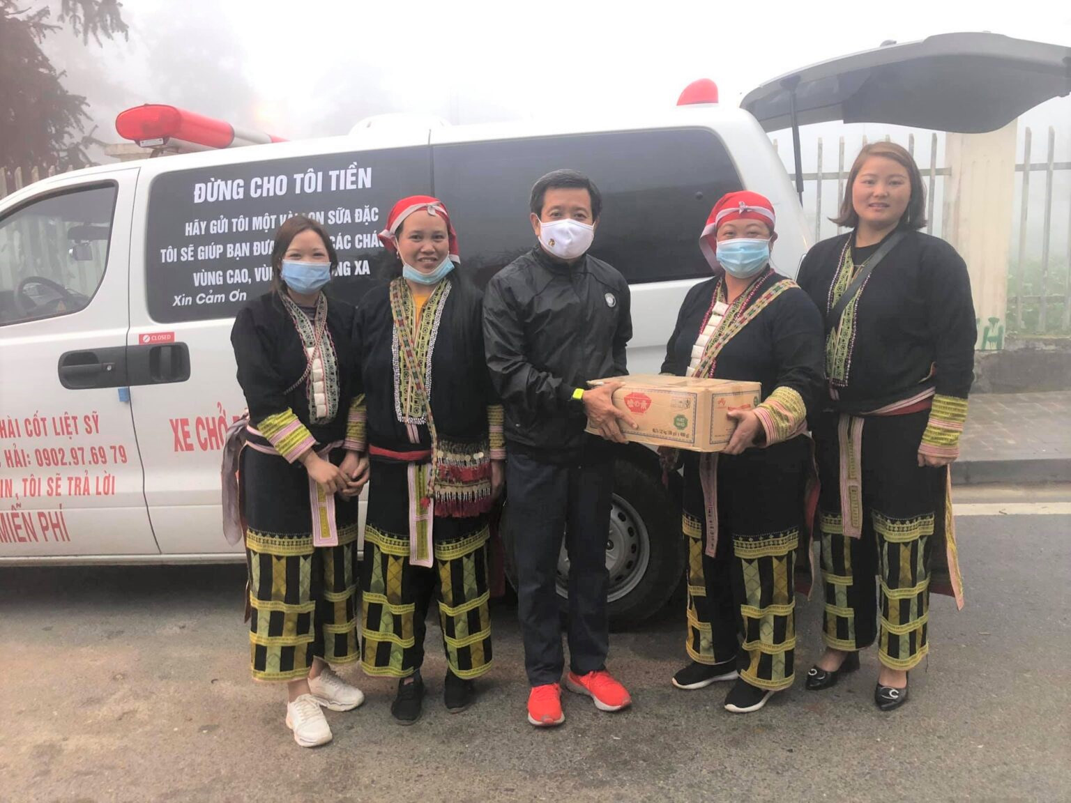 Đồng bào Dao Đỏ ở Tà Phìn (thị xã Sa Pa, Lào Cai) gửi những thùng sữa nhờ ông Đoàn Ngọc Hải mang đến cho trẻ em nghèo