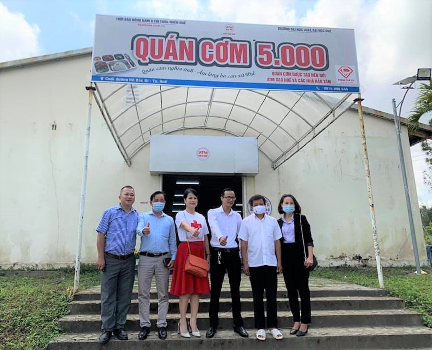 Ông Đoàn Ngọc Hải phục vụ ở quán cơm từ thiện ở Huế hôm 23/2/2021 để nhận 60 triệu đồng xây nhà cho trẻ em vùng núi Hà Giang.