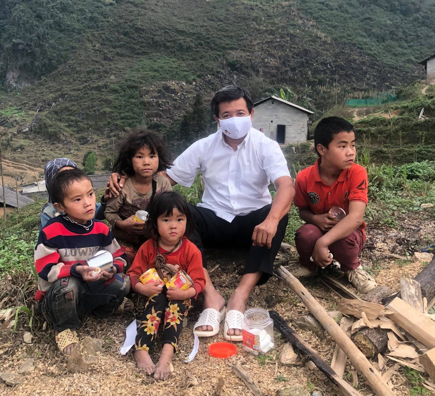 Ông Đoàn Ngọc Hải chụp hình lưu niệm với những đứa trẻ người DTTS ở Yên Minh (Hà Giang)
