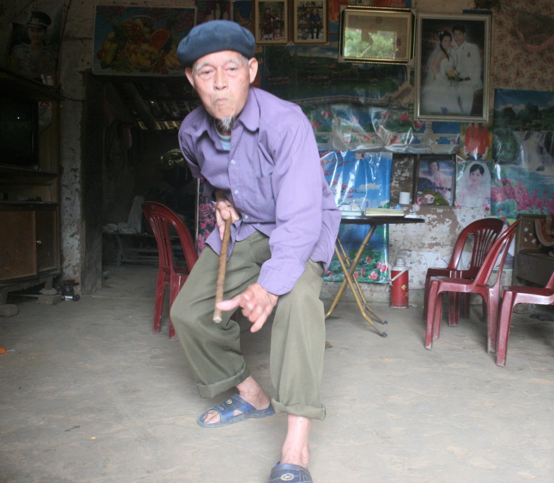 Võ sư Bế Nguyên Giai luôn hoài niệm về môn võ cổ truyền một thời ở Bính Xá (Trong ảnh: Võ sư Bế Nguyên Giai  biểu diễn một thế võ cổ truyền)