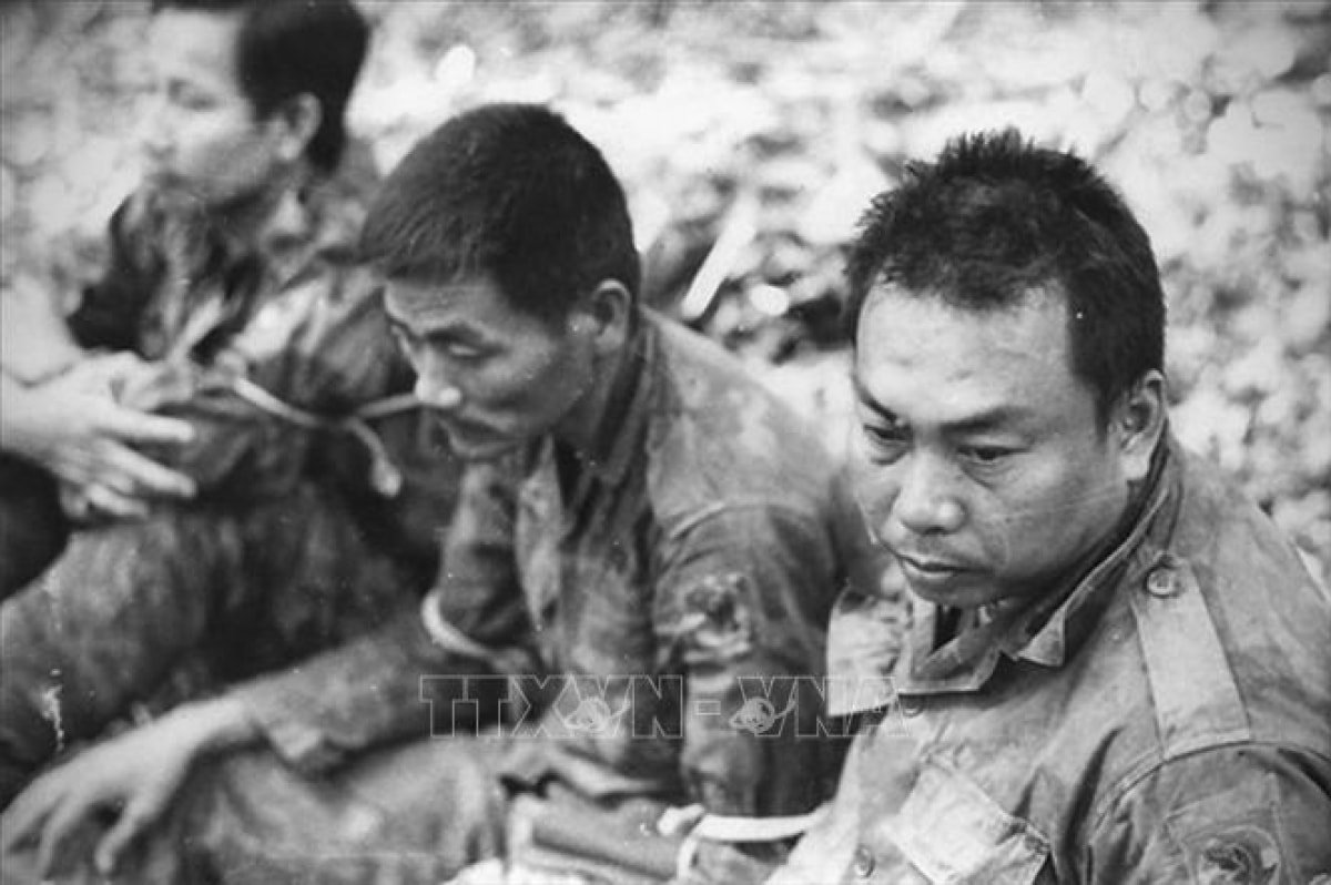Đại tá Nguyễn Văn Thọ- Lữ đoàn trưởng Lữ đoàn 3 Dù của Ngụy (bên phải) bị quân giải phóng bắt làm tù binh trong Chiến dịch Đường 9-Nam Lào. Ảnh tư liệu BT LS QSVN. 