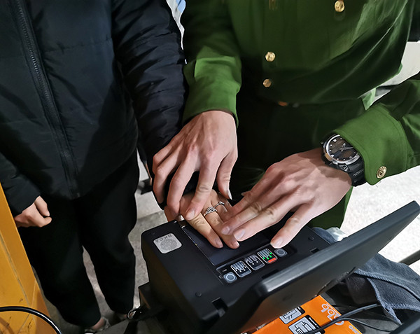 Cán bộ Công an lấy vân tay của công dân.