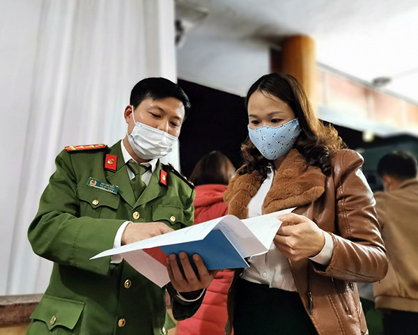 Đại úy Bùi Văn Hiểu trực tiếp hướng dẫn người dân làm thủ tục.