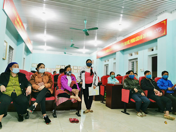 Nhiều người dân thị trấn Mèo Vạc tranh thủ buổi tối làm căn cước công dân mới.