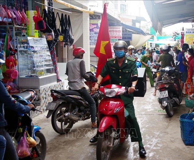  “Tiếng loa Biên phòng” của Đồn biên phòng xã Vĩnh Hải, thị xã Vĩnh Châu đến từng ngõ xóm. Ảnh : TTXVN phát