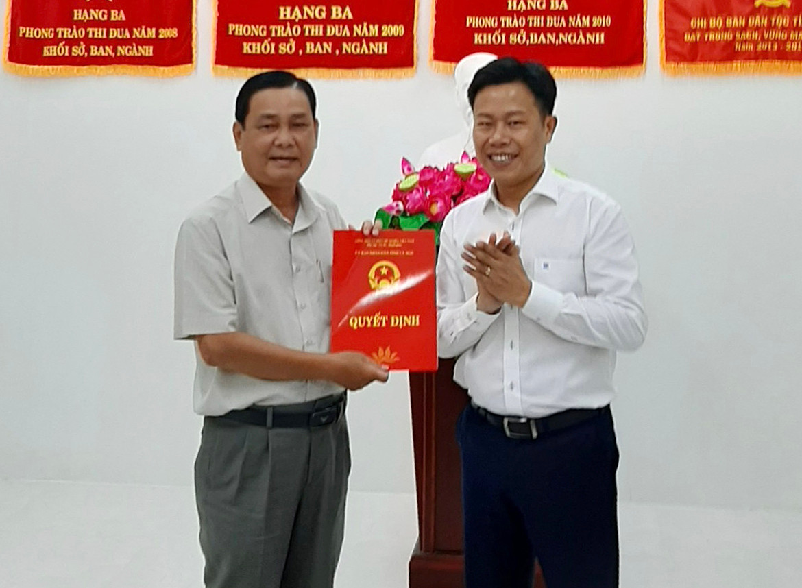 Ông Lê Quân, Phó Bí thư Tỉnh uỷ, Chủ tịch UBND tỉnh (bên phải) trao Quyết định bổ nhiệm Trưởng Ban Dân tộc cho ông Trần Hoàng Nhỏ.