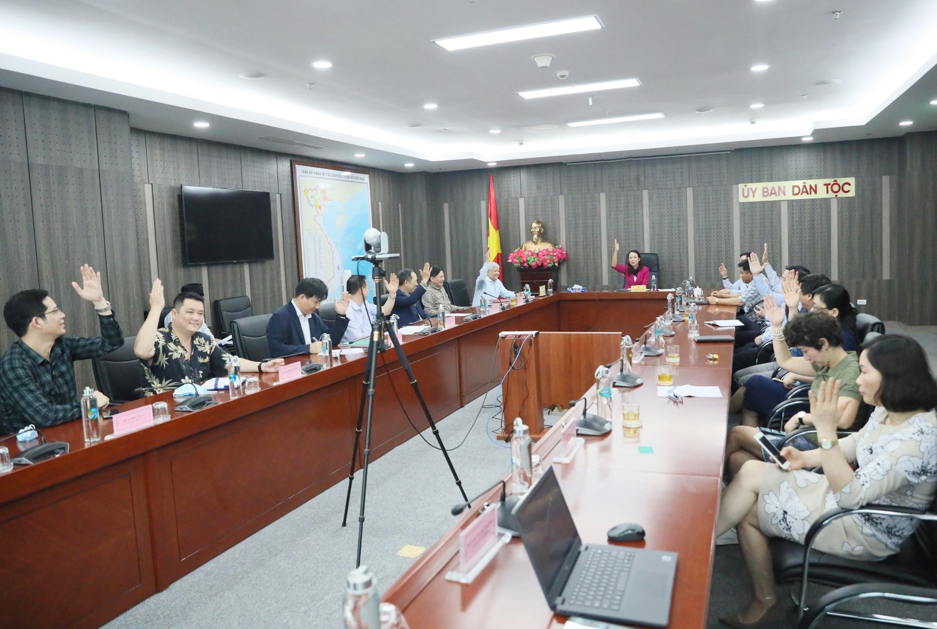 Các đại biểu biểu quyết giới thiệu Bộ trưởng, Chủ nhiệm Ủy ban Dân tộc Đỗ Văn Chiến ứng cử đại biểu Quốc hội khóa XV 