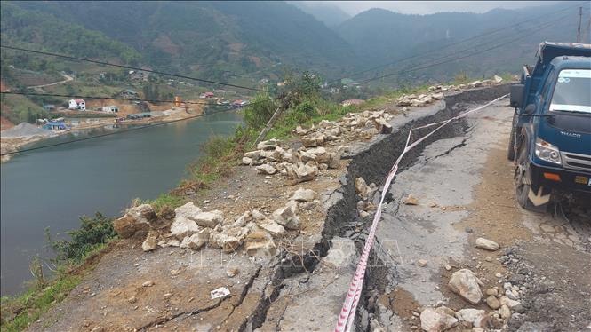 Hiện trường vết sụt lún nghiêm trọng trên tỉnh lộ 152 gây nguy hiểm cho các phương tiện giao thông qua lại. Ảnh: TTXVN phát
