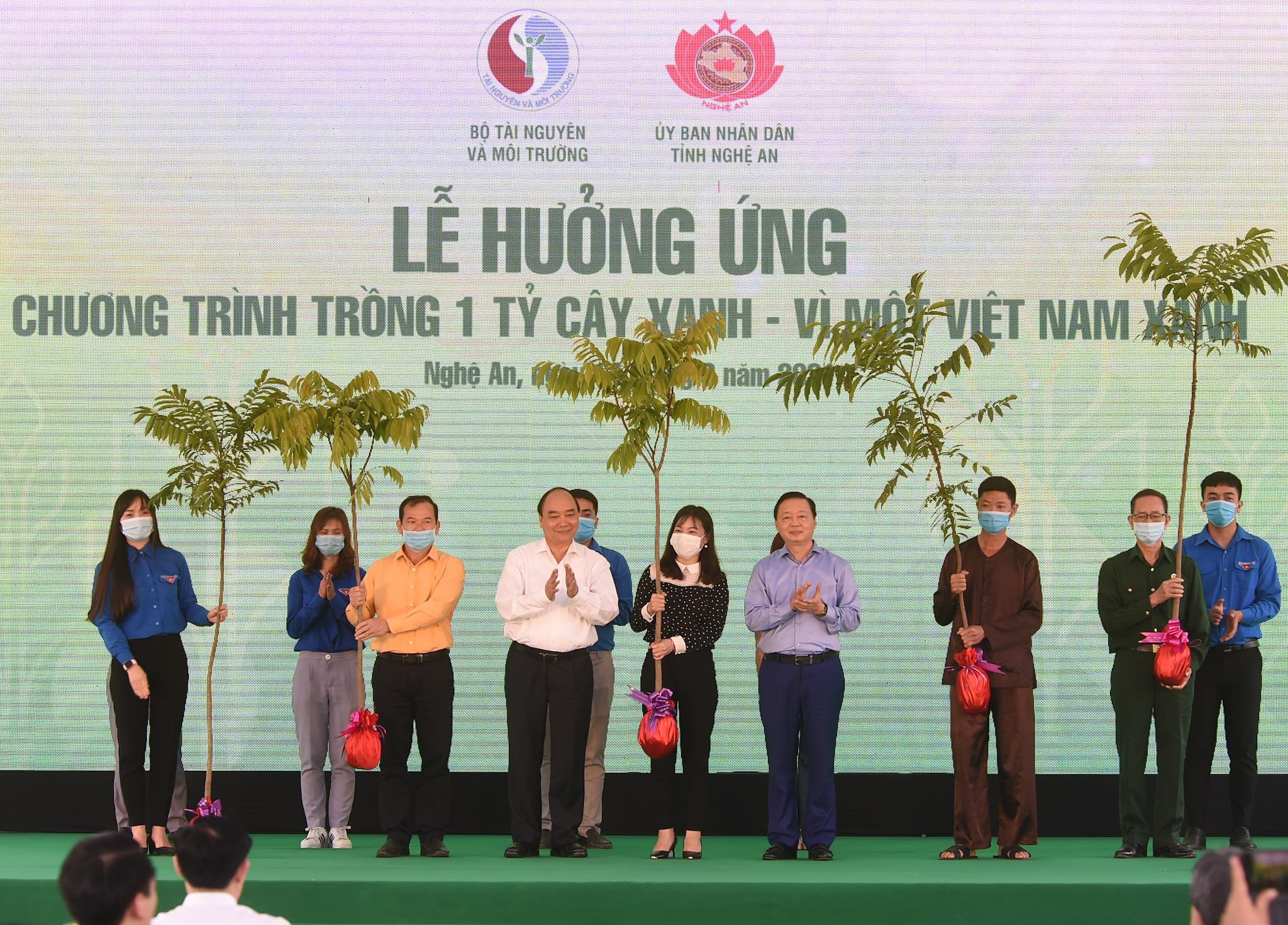 Thủ tướng Nguyễn Xuân Phúc dự lễ hưởng ứng chương trình trồng 1 tỷ cây xanh tại Nghệ An. Ảnh: VGP/Quang Hiếu Thủ tướng Nguyễn Xuân Phúc dự lễ hưởng ứng chương trình trồng 1 tỷ cây xanh tại Nghệ An. Ảnh: VGP/Quang Hiếu