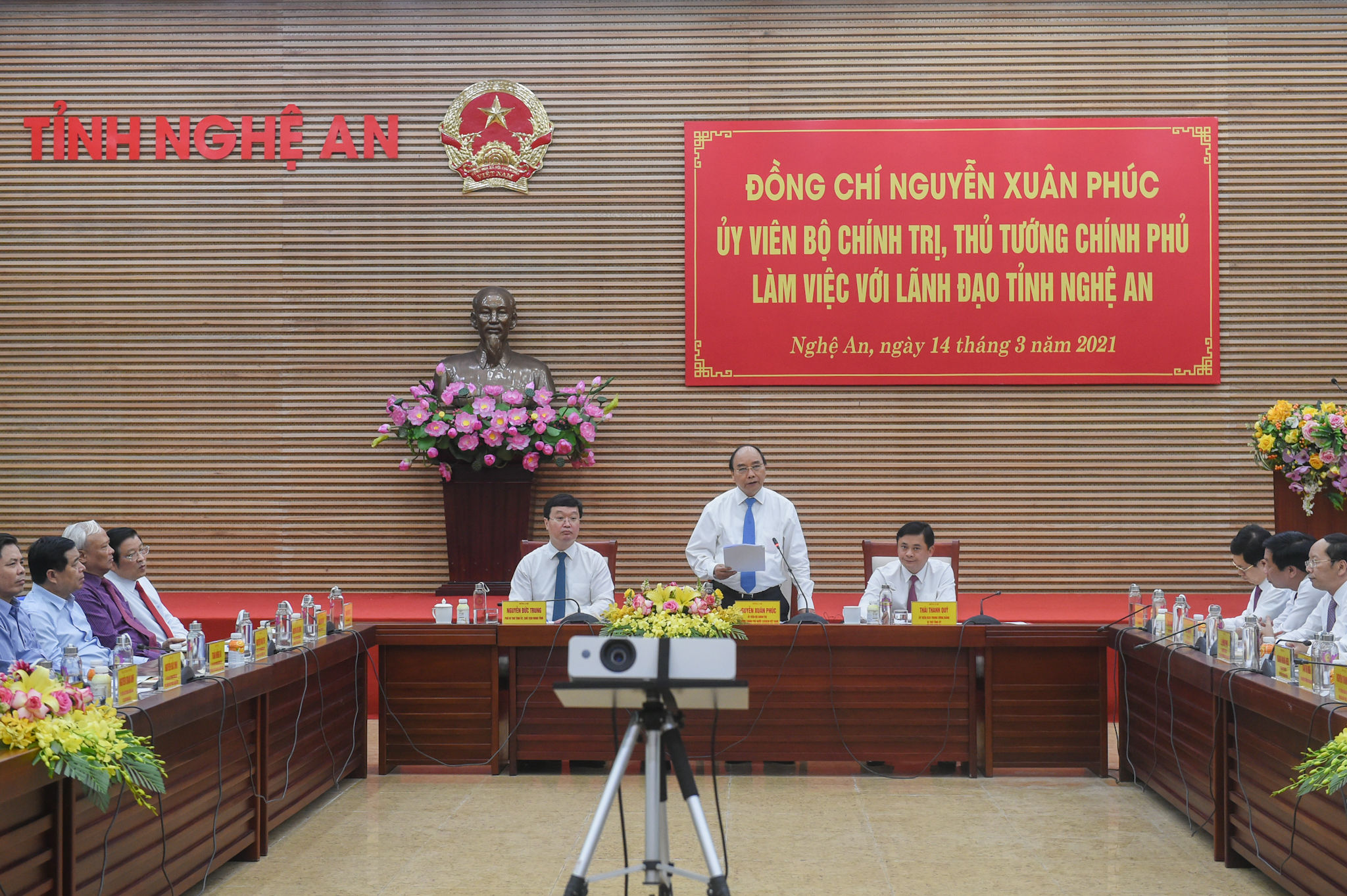 Thủ tướng Nguyễn Xuân Phúc làm việc với lãnh đạo chủ chốt tỉnh Nghệ An. Ảnh: VGP/Quang Hiếu