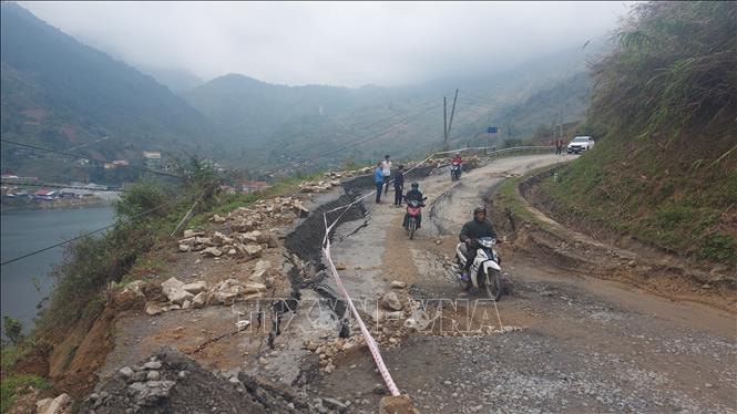 Hiện trường vết sụt lún nghiêm trọng trên tỉnh lộ 152 gây nguy hiểm cho các phương tiện giao thông qua lại. Ảnh: TTXVN phát
