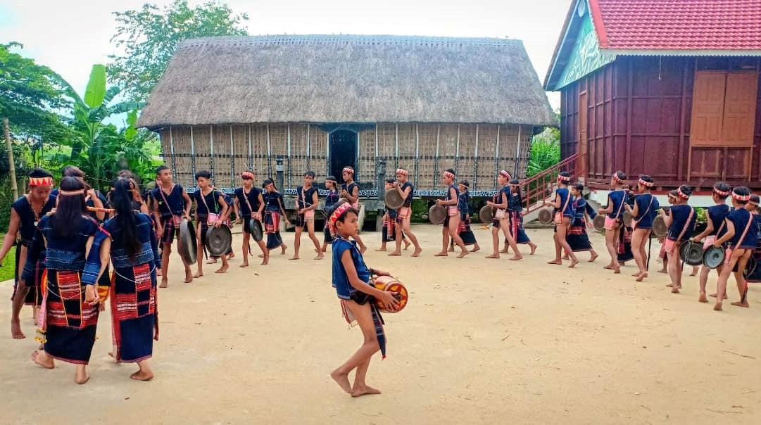 Thế hệ trẻ ở làng Mơ H'ra, xã Kông Lơng Khơng, huyện Kbang, tỉnh Gia Lai biểu diễn di sản văn hóa cồng chiêng Tây Nguyên Thế hệ trẻ ở làng Mơ H'ra, xã Kông Lơng Khơng, huyện Kbang, tỉnh Gia Lai biểu diễn di sản văn hóa cồng chiêng Tây Nguyên
