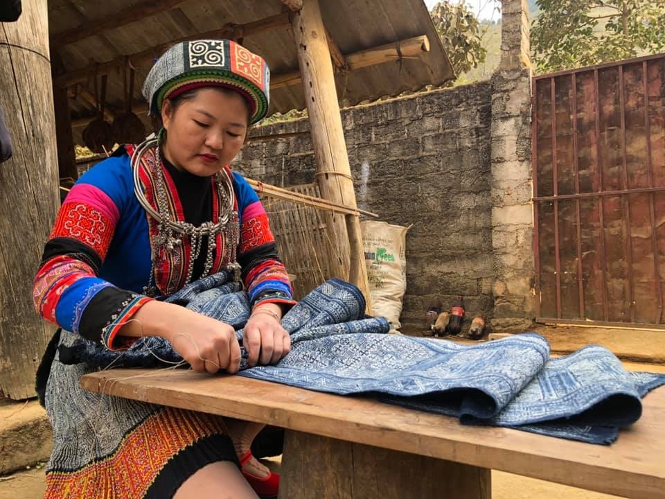 Mỗi hình vẽ trên tấm dệt thổ cẩm của người phụ nữ Mông xã Lùng Tám, đều mang trên mình câu chuyện, lịch sử quý giá.