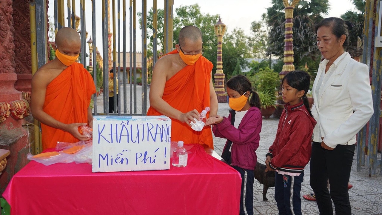 Nhiều chùa Khmer tổ chức may và tặng khẩu trang cho phật tử đến chùa  