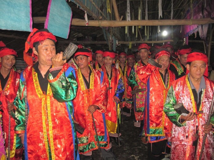 Thầy cúng người Dao sử dụng tù và trong Lễ cấp sắc tại thôn Thanh Chung, xã Tuấn Mậu (nay là thị trấn Tây Yên Tử) (Ảnh TL)