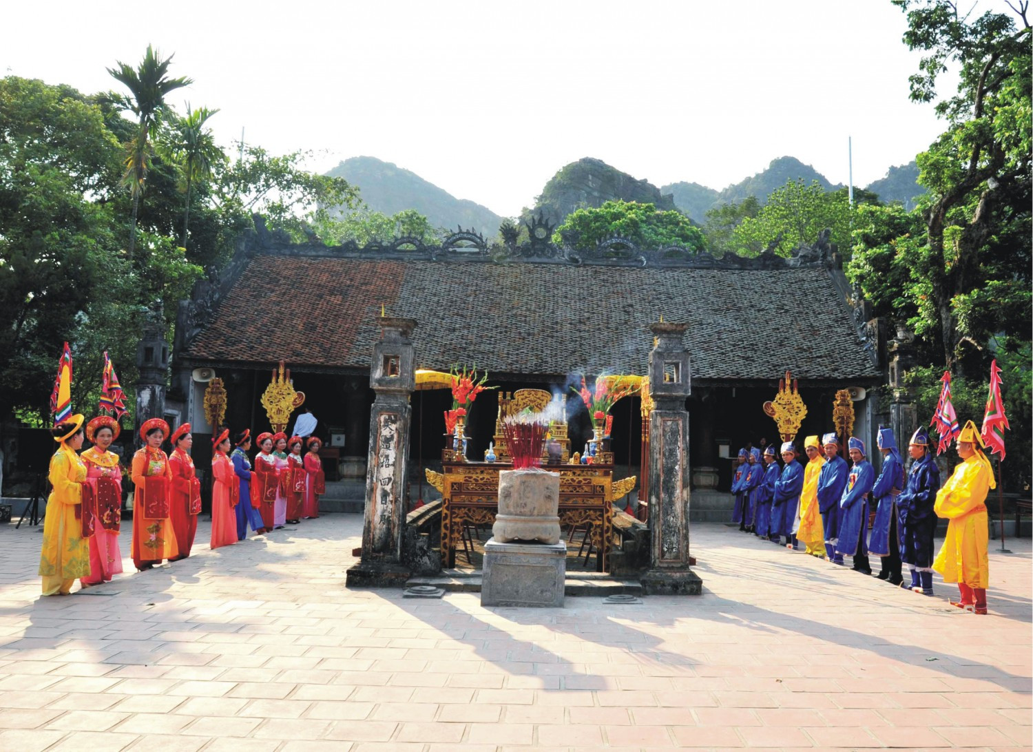 Nghi lễ dân hương tại cố đô Hoa Lư – Ninh Bình. Ảnh: Huệ Trần