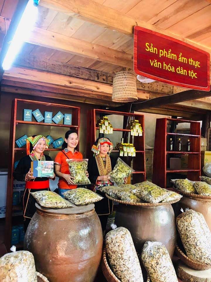 Nơi bày bán thuốc nam đồng bào dân tộc tại bản Ven (Yên Thế)