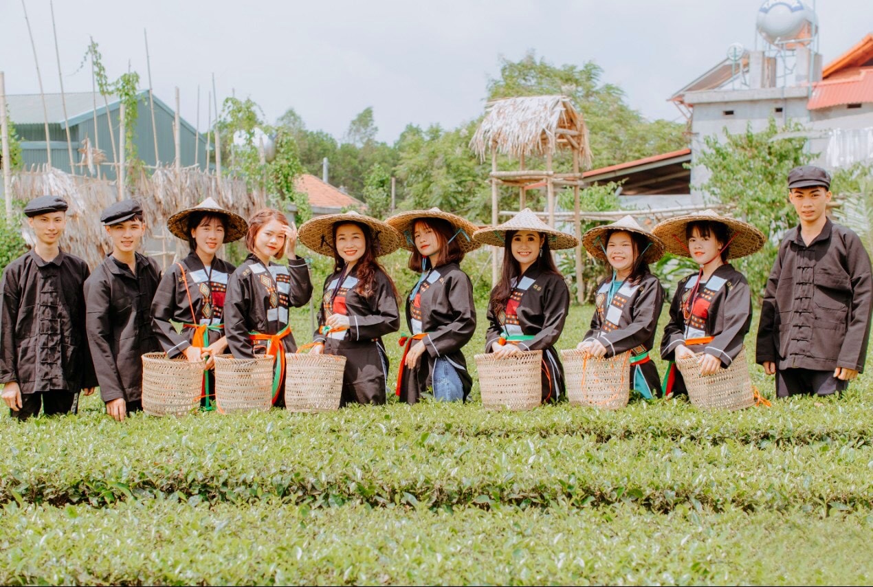 Du khách trải nghiệm tại bản Ven (Yên Thế)