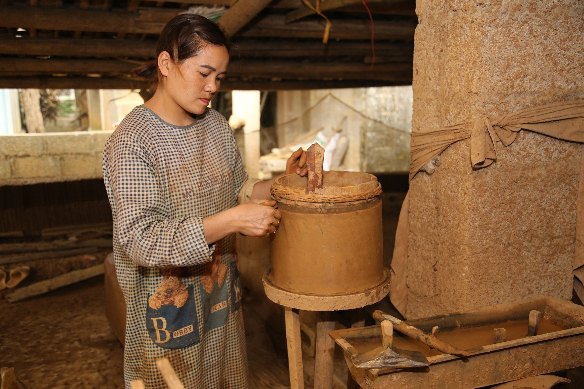 Chị Lục Thị Niềm đang thực hiện một công đoạn làm ngói.