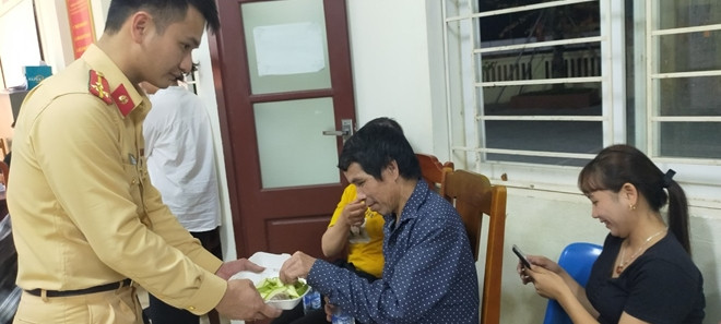 Gần 11 giờ đêm, công việc làm thủ tục cấp CCCD vẫn được thực hiện.