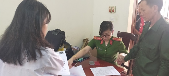 Anh Phàng A Vảng đến trụ sở Công an huyện từ sáng sớm.