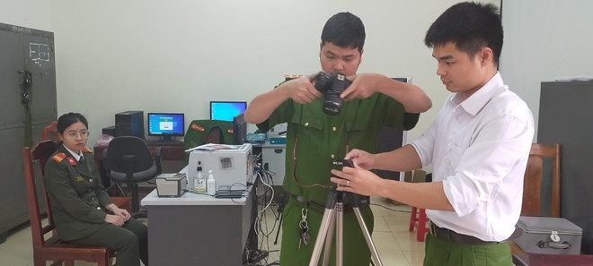 Cán bộ, chiến sĩ công an huyện Mường Lát chuẩn bị máy móc, phương tiện từ sớm để làm căn cước công dân.
