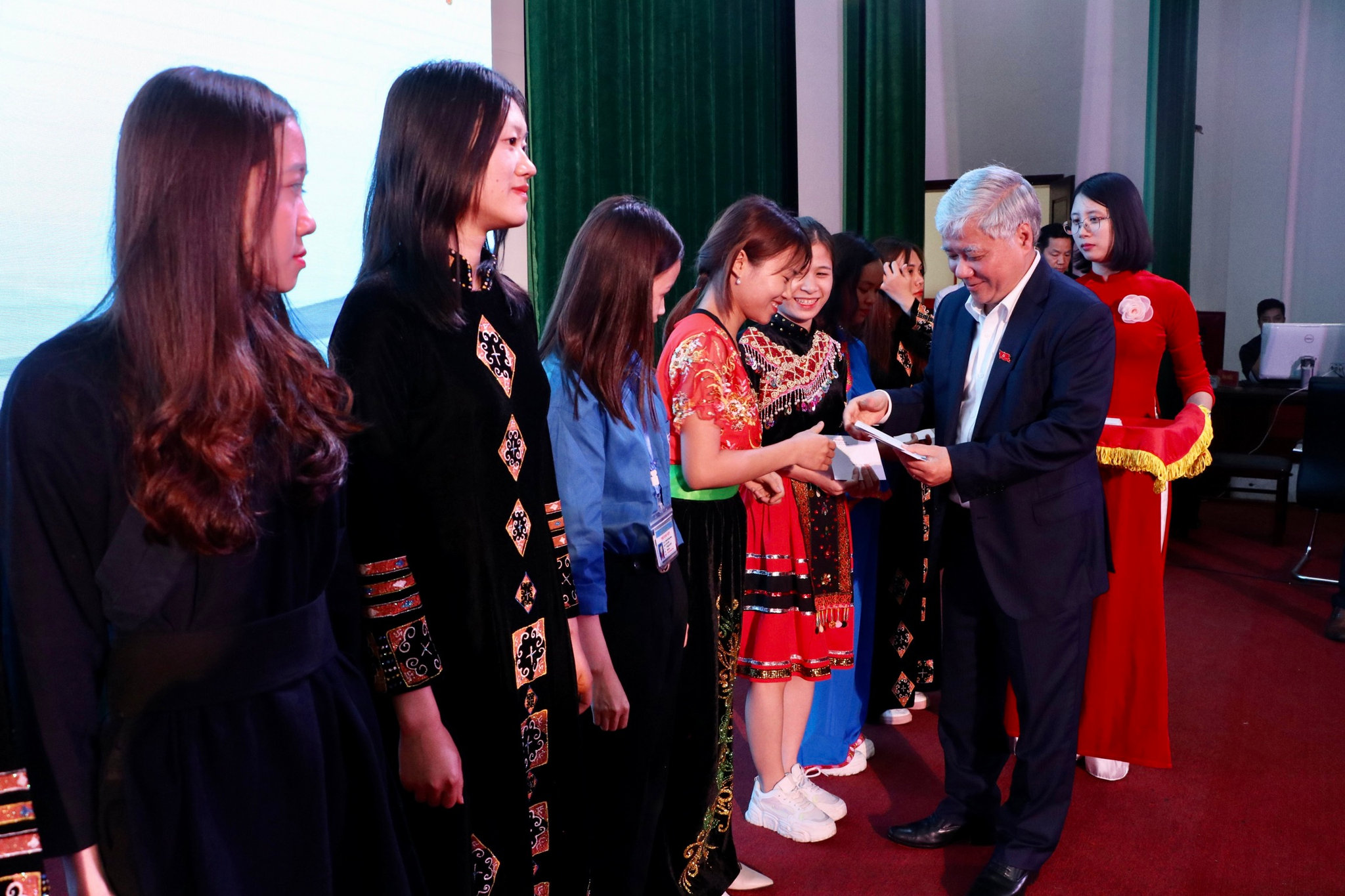 Bộ trưởng, Chủ nhiệm UBDT Đỗ Văn Chiến trao học bổng cho các em sinh viên DTTS có thành tích trong học tập và rèn luyện