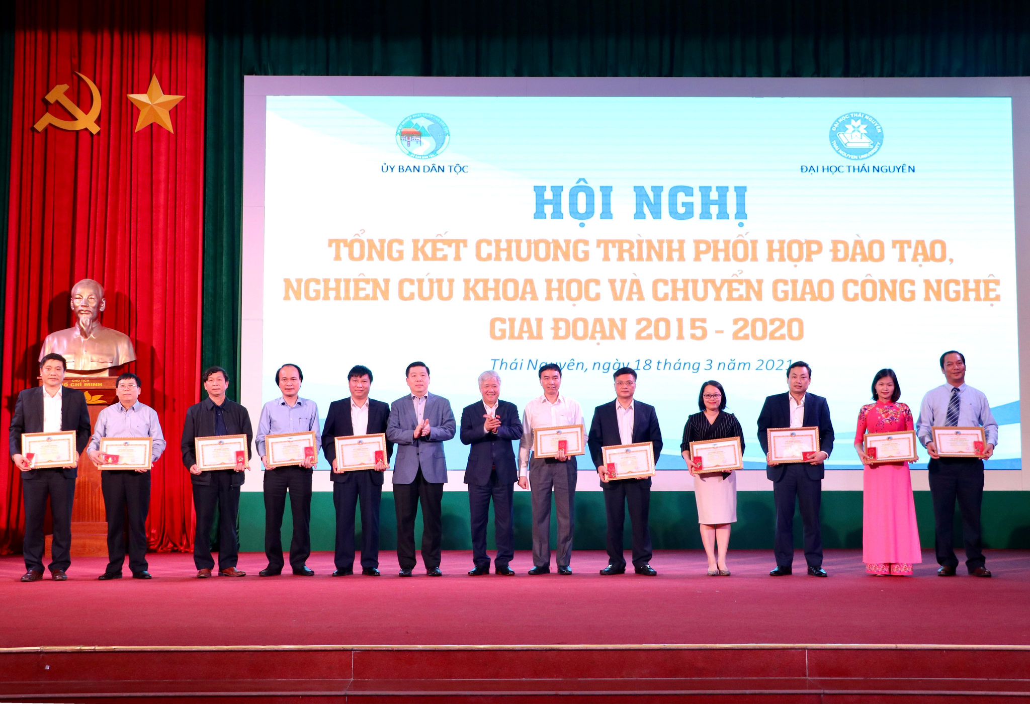 Bộ trưởng, Chủ nhiệm UBDT Đỗ Văn Chiến và Thứ trưởng, Phó Chủ nhiệm UBDT Lê Sơn Hải trao tặng Kỷ niệm chương 